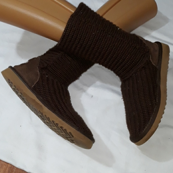 UGG BOOTS - Picture 2 of 6